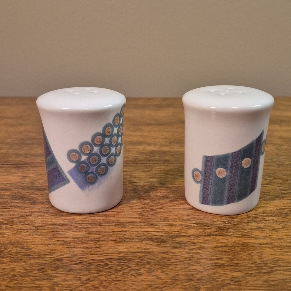 MIKASA 'Life Style Intaglio' CAC18 John Bergen Pattern Salt And Pepper Shakers